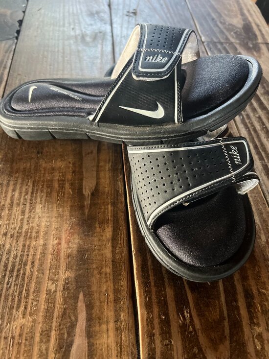 Nike Shoes - Women's size 7 Nike Slides